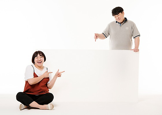 포토 JPG 스튜디오촬영 전신 배너 여자 남자 포즈 사진 사각프레임 프레임 실내 서기 웃음 앉기 손짓 상반신 20대 성인 두명 앞모습 한국인 가리킴 알림 포인트 성인만 국내포토 뷰포인트 모션 표정 사람 동양인 청년 내부 금융 사각형 파일형식