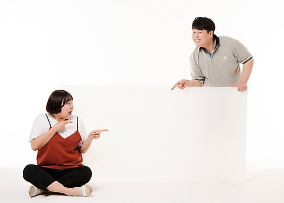 포토 JPG 스튜디오촬영 전신 배너 여자 남자 포즈 사진 사각프레임 프레임 실내 서기 웃음 앉기 손짓 상반신 20대 성인 두명 앞모습 한국인 가리킴 알림 포인트 성인만 국내포토 뷰포인트 모션 표정 사람 동양인 청년 내부 금융 사각형 파일형식