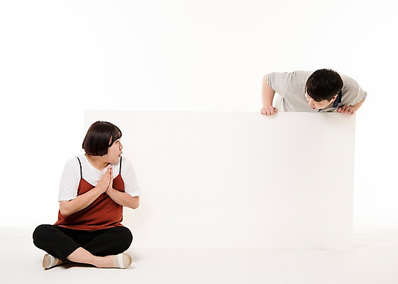 포토 JPG 스튜디오촬영 전신 배너 여자 남자 포즈 사진 사각프레임 프레임 실내 서기 앉기 손짓 상반신 20대 성인 두명 앞모습 놀람 한국인 알림 성인만 국내포토 감정 뷰포인트 모션 표정 사람 동양인 청년 내부 사각형 파일형식