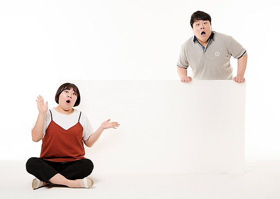 포토 JPG 스튜디오촬영 전신 배너 여자 남자 포즈 사진 사각프레임 프레임 실내 서기 앉기 손짓 상반신 20대 성인 두명 앞모습 놀람 한국인 알림 성인만 국내포토 감정 뷰포인트 모션 표정 사람 동양인 청년 내부 사각형 파일형식