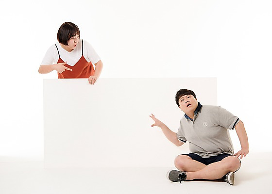 포토 JPG 스튜디오촬영 전신 배너 여자 남자 포즈 사진 사각프레임 프레임 실내 서기 앉기 손짓 상반신 20대 성인 두명 앞모습 놀람 한국인 알림 성인만 국내포토 감정 뷰포인트 모션 표정 사람 동양인 청년 내부 사각형 파일형식