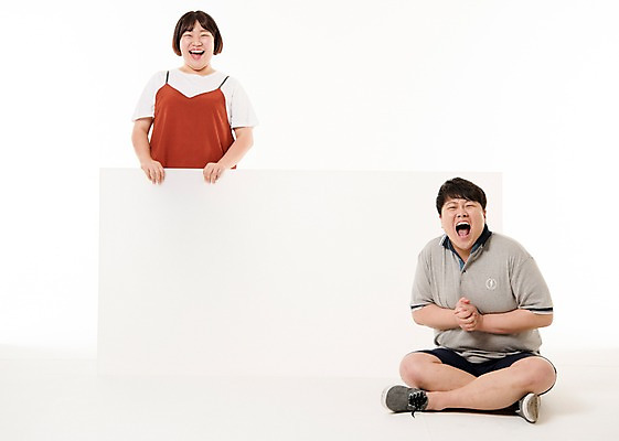 포토 JPG 스튜디오촬영 전신 배너 여자 남자 포즈 사진 사각프레임 프레임 실내 서기 웃음 앉기 손짓 상반신 20대 성인 두명 앞모습 한국인 알림 성인만 국내포토 뷰포인트 모션 표정 사람 동양인 청년 내부 사각형 파일형식