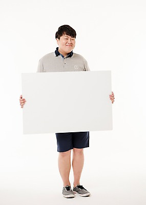 포토 JPG 스튜디오촬영 전신 배너 남자 사진 사각프레임 프레임 실내 한명 서기 웃음 들기 손짓 20대 성인 앞모습 한국인 알림 남자한명만 성인남자한명만 국내포토 1 뷰포인트 모션 표정 사람 동양인 청년 내부 사각형 남자만 성인남자만 파일형식