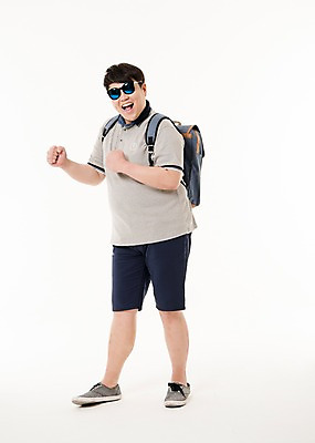 포토 JPG 스튜디오촬영 전신 남자 여행 사진 배낭 실내 한명 서기 웃음 손짓 20대 성인 취미 앞모습 선글라스 주먹 한국인 묵 남자한명만 성인남자한명만 국내포토 1 안경 음식 뷰포인트 가방 모션 표정 사람 동양인 청년 내부 남자만 성인남자만 파일형식