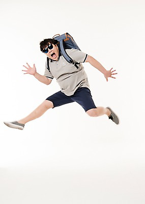 포토 JPG 스튜디오촬영 전신 남자 여행 포즈 사진 배낭 실내 한명 웃음 손짓 20대 성인 취미 앞모습 선글라스 점프 한국인 남자한명만 성인남자한명만 국내포토 1 안경 뷰포인트 가방 모션 표정 사람 동양인 청년 내부 남자만 성인남자만 파일형식