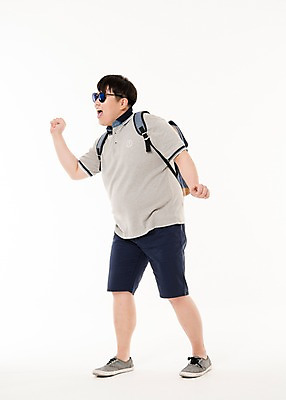 포토 JPG 스튜디오촬영 전신 남자 여행 사진 배낭 실내 한명 서기 웃음 손짓 20대 성인 취미 앞모습 선글라스 한국인 남자한명만 성인남자한명만 국내포토 1 안경 뷰포인트 가방 모션 표정 사람 동양인 청년 내부 남자만 성인남자만 파일형식 잡화 인종 성인만