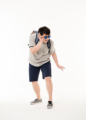 포토 JPG 스튜디오촬영 전신 남자 여행 사진 배낭 모션 실내 한명 서기 웃음 손짓 20대 성인 취미 앞모습 선글라스 한국인 남자한명만 성인남자한명만 국내포토 1 안경 뷰포인트 가방 표정 사람 동양인 청년 내부 남자만 성인남자만 파일형식