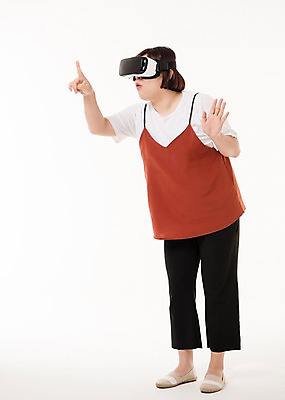 포토 JPG 스튜디오촬영 전신 우먼라이프 여자 사진 모션 실내 한명 서기 20대 성인 옆모습 한국인 가리킴 스마트 포인트 3D안경 가상현실 여자한명만 성인여자한명만 VR기기 국내포토 1 라이프스타일 안경 뷰포인트 컨셉 사람 동양인 손짓 청년 내부 금융 기계 여자만 성인여자만 파일형식