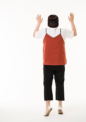 포토 JPG 스튜디오촬영 전신 우먼라이프 여자 사진 모션 실내 한명 서기 20대 성인 뒷모습 한국인 스마트 3D안경 까치발 가상현실 여자한명만 성인여자한명만 VR기기 국내포토 1 라이프스타일 안경 뷰포인트 컨셉 발 사람 동양인 청년 내부 기계 여자만 성인여자만 파일형식