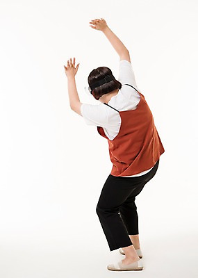 포토 JPG 스튜디오촬영 전신 우먼라이프 여자 사진 모션 실내 한명 서기 20대 성인 뒷모습 한국인 스마트 3D안경 가상현실 여자한명만 성인여자한명만 VR기기 국내포토 1 라이프스타일 안경 뷰포인트 컨셉 사람 동양인 청년 내부 기계 여자만 성인여자만 파일형식