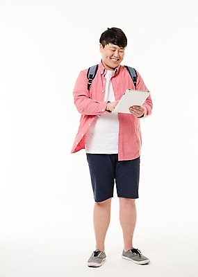 포토 JPG 스튜디오촬영 전신 남자 여행 사진 배낭 실내 한명 서기 웃음 들기 손짓 20대 성인 취미 앞모습 태블릿 한국인 남자한명만 성인남자한명만 국내포토 1 뷰포인트 가방 모션 표정 사람 동양인 청년 내부 전자제품 스마트기기 남자만 성인남자만 파일형식