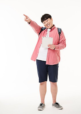 포토 JPG 스튜디오촬영 전신 남자 여행 사진 배낭 실내 한명 서기 웃음 들기 손짓 20대 성인 취미 앞모습 태블릿 한국인 가리킴 포인트 남자한명만 성인남자한명만 국내포토 1 뷰포인트 가방 모션 표정 사람 동양인 청년 내부 금융 전자제품 스마트기기 남자만 성인남자만 파일형식