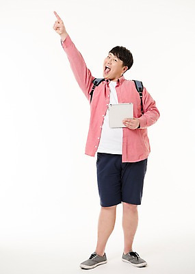 포토 JPG 스튜디오촬영 전신 남자 여행 사진 배낭 실내 한명 서기 웃음 들기 손짓 20대 성인 취미 앞모습 태블릿 한국인 가리킴 포인트 남자한명만 성인남자한명만 국내포토 1 뷰포인트 가방 모션 표정 사람 동양인 청년 내부 금융 전자제품 스마트기기 남자만 성인남자만 파일형식