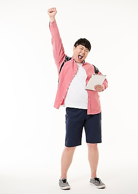 포토 JPG 스튜디오촬영 전신 남자 행복 여행 사진 배낭 실내 한명 서기 웃음 들기 손짓 20대 성인 취미 앞모습 태블릿 주먹 기쁨 한국인 묵 남자한명만 성인남자한명만 국내포토 1 감정 음식 뷰포인트 가방 모션 표정 사람 동양인 청년 내부 전자제품 스마트기기 남자만 성인남자만 파일형식