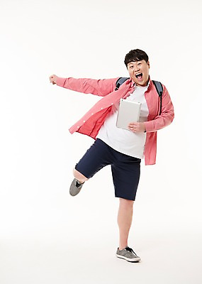 포토 JPG 스튜디오촬영 전신 남자 여행 포즈 사진 배낭 실내 한명 서기 웃음 들기 손짓 20대 성인 취미 앞모습 태블릿 한국인 남자한명만 성인남자한명만 국내포토 1 뷰포인트 가방 모션 표정 사람 동양인 청년 내부 전자제품 스마트기기 남자만 성인남자만 파일형식
