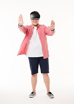 포토 JPG 스튜디오촬영 전신 남자 사진 모션 실내 한명 서기 웃음 손짓 20대 성인 취미 앞모습 만지기 터치 한국인 스마트 3D안경 가상현실 남자한명만 성인남자한명만 오큘러스 VR기기 국내포토 1 안경 뷰포인트 컨셉 표정 사람 동양인 청년 내부 기계 남자만 성인남자만 파일형식