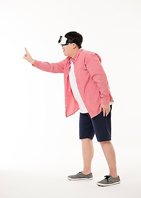 포토 JPG 스튜디오촬영 전신 남자 사진 모션 실내 한명 서기 20대 성인 취미 옆모습 만지기 터치 한국인 가리킴 스마트 포인트 3D안경 가상현실 남자한명만 성인남자한명만 오큘러스 VR기기 국내포토 1 안경 뷰포인트 컨셉 사람 동양인 손짓 청년 내부 금융 기계 남자만 성인남자만 파일형식