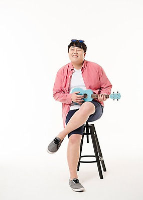 포토 JPG 스튜디오촬영 전신 남자 포즈 연주 의자 사진 실내 한명 웃음 앉기 손짓 20대 성인 취미 앞모습 선글라스 한국인 다리꼬기 기타 우쿨렐레 남자한명만 성인남자한명만 국내포토 1 안경 음악 뷰포인트 가구 모션 현악기 표정 사람 동양인 청년 내부 남자만 성인남자만 파일형식