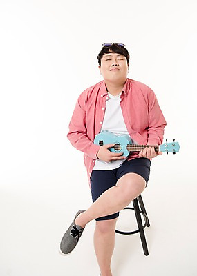 포토 JPG 스튜디오촬영 남자 포즈 연주 의자 사진 실내 한명 앉기 20대 성인 취미 앞모습 선글라스 눈감음 한국인 다리꼬기 기타 우쿨렐레 남자한명만 성인남자한명만 국내포토 1 안경 음악 뷰포인트 가구 모션 현악기 사람 동양인 청년 내부 남자만 성인남자만 파일형식