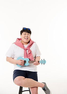 포토 JPG 스튜디오촬영 남자 음악 포즈 연주 의자 사진 노래 실내 한명 앉기 20대 성인 취미 앞모습 선글라스 한국인 다리꼬기 기타 우쿨렐레 남자한명만 성인남자한명만 국내포토 1 안경 뷰포인트 가구 모션 현악기 문화예술 사람 동양인 청년 내부 남자만 성인남자만 파일형식