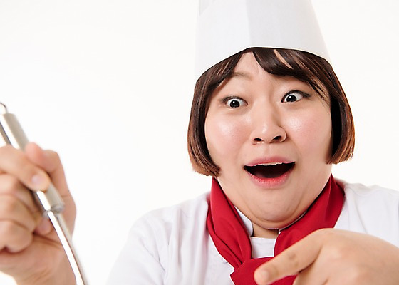 포토 JPG 스튜디오촬영 우먼라이프 여자 사진 실내 요리사모자 한명 들기 상반신 20대 성인 앞모습 아웃포커스 주방장 요리사 놀람 한국인 가리킴 조리복 국자 포인트 여자한명만 성인여자한명만 국내포토 직업 모자_잡화 1 라이프스타일 감정 뷰포인트 유니폼 모션 주방용품 촬영기법 표정 사람 동양인 손짓 청년 내부 금융 여자만 성인여자만 파일형식