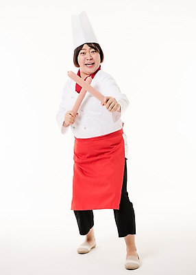 포토 JPG 스튜디오촬영 전신 우먼라이프 여자 사진 모션 실내 요리사모자 한명 서기 들기 20대 성인 앞모습 주방장 요리사 한국인 무도 소시지 조리복 여자한명만 성인여자한명만 국내포토 직업 모자_잡화 1 라이프스타일 스포츠 뷰포인트 유니폼 사람 동양인 청년 내부 가공식품 여자만 성인여자만 파일형식