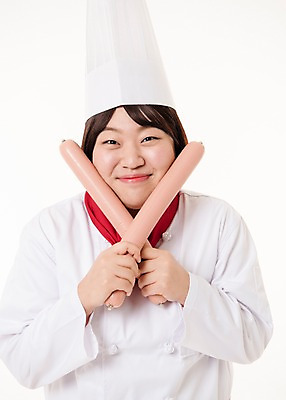 포토 JPG 스튜디오촬영 우먼라이프 여자 사진 실내 요리사모자 한명 웃음 들기 상반신 20대 성인 앞모습 주방장 요리사 한국인 소시지 조리복 여자한명만 성인여자한명만 국내포토 직업 모자_잡화 1 라이프스타일 뷰포인트 유니폼 모션 표정 사람 동양인 청년 내부 가공식품 여자만 성인여자만 파일형식