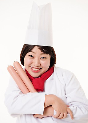 포토 JPG 스튜디오촬영 우먼라이프 여자 사진 실내 요리사모자 한명 웃음 들기 상반신 20대 성인 앞모습 주방장 요리사 한국인 소시지 조리복 여자한명만 성인여자한명만 국내포토 직업 모자 1 라이프스타일 뷰포인트 유니폼 모션 표정 사람 동양인 청년 내부 가공식품 여자만 성인여자만 파일형식