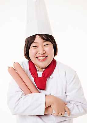 포토 JPG 스튜디오촬영 우먼라이프 여자 사진 실내 요리사모자 한명 웃음 들기 상반신 20대 성인 앞모습 주방장 요리사 한국인 소시지 조리복 여자한명만 성인여자한명만 국내포토 직업 모자_잡화 1 라이프스타일 뷰포인트 유니폼 모션 표정 사람 동양인 청년 내부 가공식품 여자만 성인여자만 파일형식