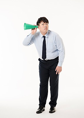 포토 JPG 스튜디오촬영 전신 남자 포즈 사진 실내 허리숙이기 한명 서기 들기 정장 손짓 20대 성인 앞모습 비즈니스라이프 확성기 듣기 한국인 비즈니스맨 엿듣기 남자한명만 성인남자한명만 국내포토 1 라이프스타일 옷 뷰포인트 비즈니스 모션 숙이기 사람 동양인 청년 내부 직장인 남자만 성인남자만 파일형식