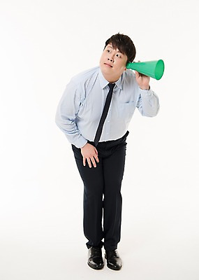 포토 JPG 스튜디오촬영 전신 남자 포즈 사진 실내 허리숙이기 한명 서기 들기 정장 손짓 20대 성인 앞모습 비즈니스라이프 확성기 듣기 한국인 비즈니스맨 엿듣기 남자한명만 성인남자한명만 국내포토 1 라이프스타일 옷 뷰포인트 비즈니스 모션 숙이기 사람 동양인 청년 내부 직장인 남자만 성인남자만 파일형식