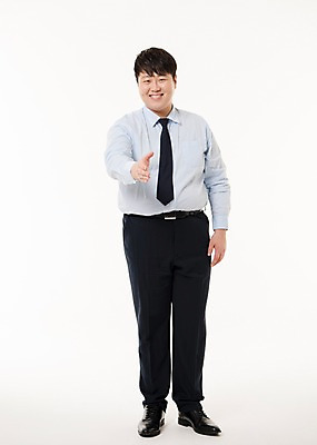 포토 JPG 스튜디오촬영 전신 남자 포즈 사진 악수 실내 한명 서기 웃음 정장 손짓 20대 성인 앞모습 비즈니스라이프 한국인 비즈니스맨 손내밀기 손인사 손뻗기 손흔들기 남자한명만 성인남자한명만 국내포토 1 라이프스타일 옷 뷰포인트 비즈니스 모션 표정 사람 동양인 청년 내부 인사 직장인 남자만 성인남자만 파일형식