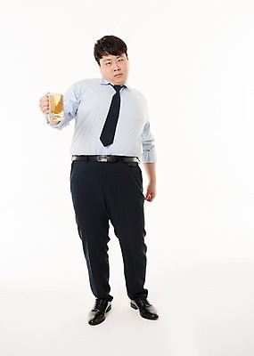 포토 JPG 스튜디오촬영 전신 남자 포즈 사진 맥주 실내 한명 서기 들기 정장 20대 성인 앞모습 비즈니스라이프 한국인 비즈니스맨 만취 맥주잔 회식 남자한명만 성인남자한명만 국내포토 1 라이프스타일 옷 뷰포인트 술잔 비즈니스 모션 주류 사람 동양인 청년 내부 식사 직장인 술취함 남자만 성인남자만 파일형식