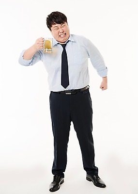 포토 JPG 스튜디오촬영 전신 남자 사진 맥주 실내 한명 서기 들기 정장 손짓 20대 성인 앞모습 비즈니스라이프 한국인 비즈니스맨 맥주잔 회식 남자한명만 성인남자한명만 국내포토 1 라이프스타일 옷 뷰포인트 술잔 비즈니스 모션 주류 사람 동양인 청년 내부 식사 직장인 남자만 성인남자만 파일형식
