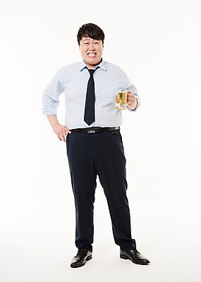 포토 JPG 스튜디오촬영 전신 남자 사진 맥주 실내 한명 서기 웃음 들기 정장 손짓 20대 성인 앞모습 비즈니스라이프 한국인 비즈니스맨 맥주잔 회식 남자한명만 성인남자한명만 국내포토 1 라이프스타일 옷 뷰포인트 술잔 비즈니스 모션 주류 표정 사람 동양인 청년 내부 식사 직장인 남자만 성인남자만 파일형식