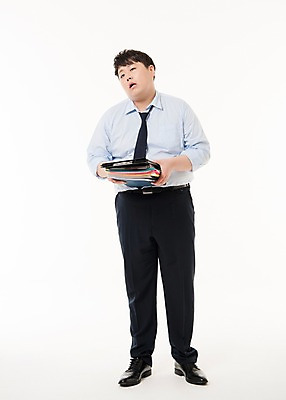 포토 JPG 스튜디오촬영 전신 남자 사진 실내 피곤 한명 서기 들기 정장 20대 성인 앞모습 비즈니스라이프 한국인 비즈니스맨 업무과다 결재판 결제판 과로 서류판 남자한명만 성인남자한명만 국내포토 1 라이프스타일 옷 뷰포인트 컨셉 비즈니스 모션 사람 동양인 청년 내부 사무용품 업무 직장인 결재 남자만 성인남자만 파일형식