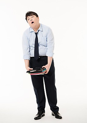 포토 JPG 스튜디오촬영 전신 남자 사진 실내 피곤 한명 서기 들기 정장 20대 성인 앞모습 비즈니스라이프 한국인 비즈니스맨 업무과다 결재판 결제판 과로 서류판 남자한명만 성인남자한명만 국내포토 1 라이프스타일 옷 뷰포인트 컨셉 비즈니스 모션 사람 동양인 청년 내부 사무용품 업무 직장인 결재 남자만 성인남자만 파일형식