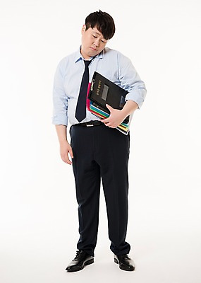 포토 JPG 스튜디오촬영 전신 남자 사진 실내 피곤 한명 서기 들기 정장 20대 성인 앞모습 비즈니스라이프 한국인 비즈니스맨 업무과다 결재판 결제판 과로 서류판 남자한명만 성인남자한명만 국내포토 1 라이프스타일 옷 뷰포인트 컨셉 비즈니스 모션 사람 동양인 청년 내부 사무용품 업무 직장인 결재 남자만 성인남자만 파일형식