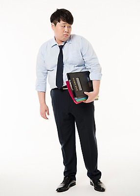 포토 JPG 스튜디오촬영 전신 남자 사진 실내 피곤 한명 서기 들기 정장 20대 성인 앞모습 비즈니스라이프 한국인 비즈니스맨 업무과다 결재판 결제판 과로 서류판 남자한명만 성인남자한명만 국내포토 1 라이프스타일 옷 뷰포인트 컨셉 비즈니스 모션 사람 동양인 청년 내부 사무용품 업무 직장인 결재 남자만 성인남자만 파일형식