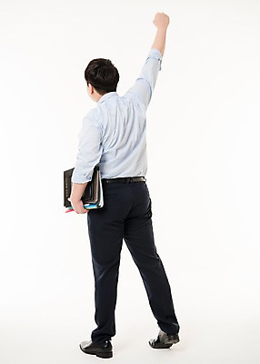 포토 JPG 스튜디오촬영 전신 남자 사진 응원 실내 한명 서기 들기 정장 손짓 20대 성인 뒷모습 비즈니스라이프 파이팅 한국인 비즈니스맨 결재판 결제판 서류판 남자한명만 성인남자한명만 국내포토 1 라이프스타일 옷 뷰포인트 비즈니스 모션 사람 동양인 청년 내부 사무용품 직장인 결재 남자만 성인남자만 파일형식