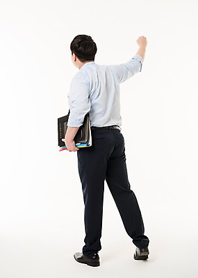 포토 JPG 스튜디오촬영 전신 남자 사진 응원 실내 한명 서기 들기 정장 손짓 20대 성인 뒷모습 비즈니스라이프 파이팅 한국인 비즈니스맨 결재판 결제판 서류판 남자한명만 성인남자한명만 국내포토 1 라이프스타일 옷 뷰포인트 비즈니스 모션 사람 동양인 청년 내부 사무용품 직장인 결재 남자만 성인남자만 파일형식