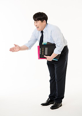 포토 JPG 스튜디오촬영 전신 남자 사진 악수 실내 허리숙이기 한명 서기 웃음 들기 정장 손짓 20대 성인 옆모습 비즈니스라이프 한국인 비즈니스맨 손내밀기 손인사 결재판 손뻗기 아부 결제판 서류판 손흔들기 남자한명만 성인남자한명만 국내포토 1 라이프스타일 옷 뷰포인트 비즈니스 모션 표정 숙이기 사람 동양인 청년 내부 사무용품 인사 직장인 결재 남자만 성인남자만 파일형식