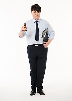 포토 JPG 스튜디오촬영 전신 남자 사진 실내 한명 서기 웃음 들기 정장 손짓 20대 성인 앞모습 비즈니스라이프 한국인 비즈니스맨 결재판 아부 결제판 서류판 자양강장제 남자한명만 성인남자한명만 국내포토 1 라이프스타일 옷 뷰포인트 비즈니스 모션 표정 사람 동양인 청년 내부 사무용품 직장인 결재 남자만 성인남자만 파일형식 자양식품