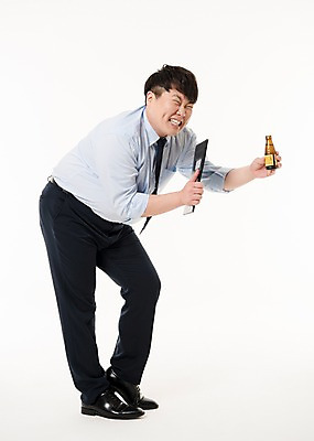 포토 JPG 스튜디오촬영 전신 남자 사진 실내 허리숙이기 한명 서기 웃음 들기 정장 손짓 20대 성인 옆모습 비즈니스라이프 한국인 비즈니스맨 주기 결재판 아부 결제판 서류판 자양강장제 남자한명만 성인남자한명만 국내포토 1 라이프스타일 옷 뷰포인트 비즈니스 모션 표정 숙이기 사람 동양인 청년 내부 사무용품 직장인 결재 남자만 성인남자만 파일형식 자양식품