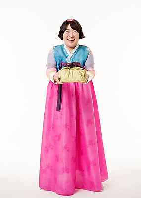 포토 JPG 스튜디오촬영 전신 한국전통 우먼라이프 여자 명절 실내 한명 서기 웃음 들기 20대 성인 앞모습 선물상자 한국인 한복 성인여자한명만 국내포토 1 전통 라이프스타일 기념일 뷰포인트 모션 한국 표정 선물 사람 동양인 청년 내부 상자 전통의상 여자한명만 성인여자만 파일형식