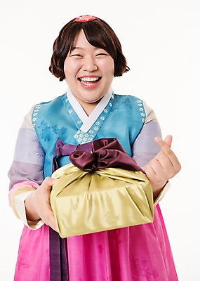 포토 JPG 스튜디오촬영 한국전통 우먼라이프 여자 명절 실내 한명 웃음 들기 상반신 20대 성인 앞모습 선물상자 한국인 한복 손하트 성인여자한명만 국내포토 1 전통 라이프스타일 기념일 뷰포인트 모션 한국 표정 선물 사람 동양인 손짓 청년 내부 상자 전통의상 여자한명만 성인여자만 파일형식 아시아 인종 이벤트 생활 여자만 성인만 나라