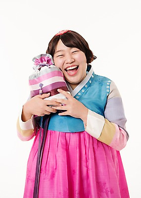 포토 JPG 스튜디오촬영 한국전통 우먼라이프 여자 명절 복주머니 실내 선물 한명 웃음 들기 상반신 20대 성인 앞모습 한국인 한복 성인여자한명만 국내포토 1 전통 라이프스타일 기념일 뷰포인트 모션 전통소품 한국 표정 사람 동양인 청년 내부 전통의상 여자한명만 성인여자만 파일형식 아시아 인종 이벤트 생활 오브젝트 여자만 성인만 나라