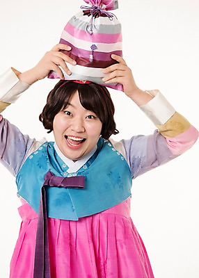 포토 JPG 스튜디오촬영 한국전통 우먼라이프 여자 명절 복주머니 실내 선물 한명 웃음 들기 상반신 20대 성인 앞모습 한국인 한복 머리위 성인여자한명만 국내포토 1 전통 라이프스타일 기념일 뷰포인트 모션 전통소품 한국 표정 사람 동양인 청년 내부 전통의상 여자한명만 성인여자만 파일형식 아시아 인종 이벤트 생활 오브젝트 여자만 성인만 나라