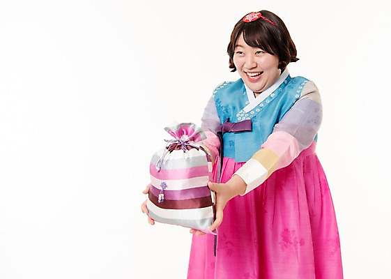 포토 JPG 스튜디오촬영 한국전통 우먼라이프 여자 명절 복주머니 실내 선물 한명 웃음 들기 상반신 20대 성인 앞모습 한국인 한복 주기 성인여자한명만 국내포토 1 전통 라이프스타일 기념일 뷰포인트 모션 전통소품 한국 표정 사람 동양인 청년 내부 전통의상 여자한명만 성인여자만 파일형식