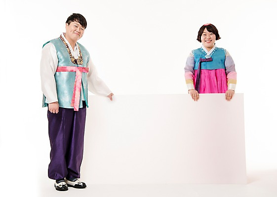 포토 JPG 스튜디오촬영 전신 한국전통 배너 여자 명절 남자 포즈 사각프레임 프레임 실내 서기 웃음 20대 성인 두명 앞모습 한국인 한복 알림 성인만 국내포토 전통 기념일 뷰포인트 모션 한국 표정 사람 동양인 청년 내부 사각형 전통의상 파일형식